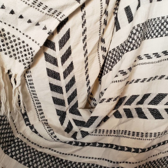 AMERICAN EAGLE Knitted Boho Fringe Hem Poncho Boho Sweater OS - Picture 8 of 8